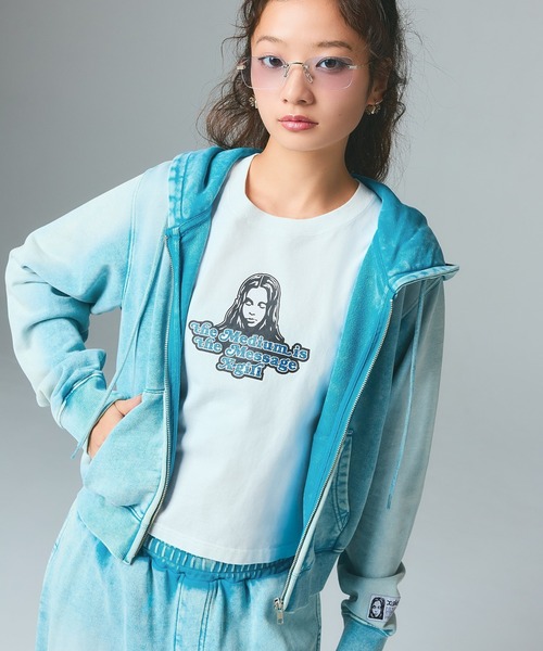 X-girl(エックスガール)の「FACE LABEL WASHED COMPACT ZIP UP SWEAT HOODIE(パーカー・レディース・ブラック/ライトブルー/ピンク・S/M)」の3枚目の写真