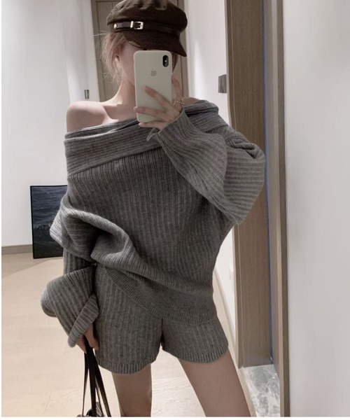 semuse(セミューズ)の「2点セットアップ オフショルダーニットトップス&ショートパンツ(セットアップ・レディース・ホワイト/ベージュ/グレー・FREE)」の2枚目の写真