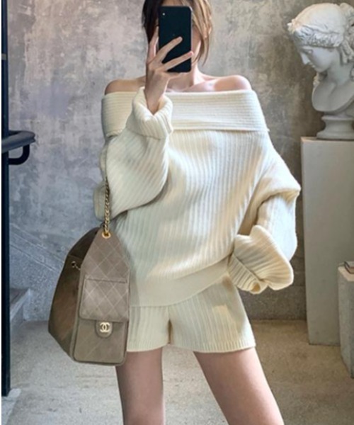 semuse(セミューズ)の「2点セットアップ オフショルダーニットトップス&ショートパンツ(セットアップ・レディース・ホワイト/ベージュ/グレー・FREE)」の1枚目の写真