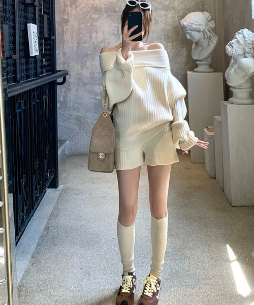 semuse(セミューズ)の「2点セットアップ オフショルダーニットトップス&ショートパンツ(セットアップ・レディース・ホワイト/ベージュ/グレー・FREE)」の4枚目の写真