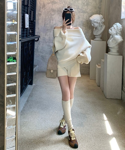 semuse(セミューズ)の「2点セットアップ オフショルダーニットトップス&ショートパンツ(セットアップ・レディース・ホワイト/ベージュ/グレー・FREE)」の5枚目の写真