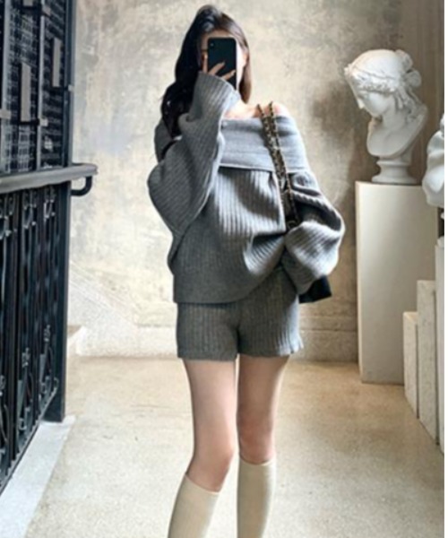 semuse(セミューズ)の「2点セットアップ オフショルダーニットトップス&ショートパンツ(セットアップ・レディース・ホワイト/ベージュ/グレー・FREE)」の9枚目の写真