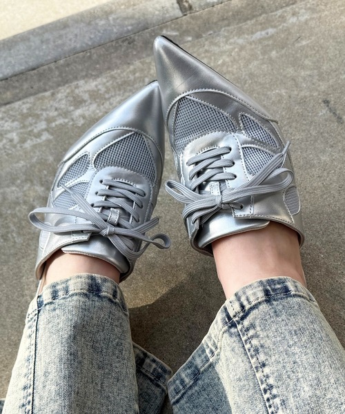 SPIRALGIRL（スパイラルガール）の「ポインテッドスニーカーミュール（パンプス・レディース・シルバー/カーキ系/ドット・MEDIUM/LARGE）」の2枚目の写真