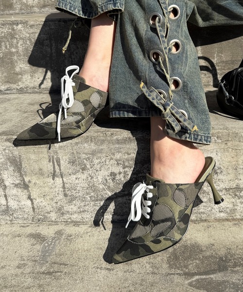 SPIRALGIRL（スパイラルガール）の「ポインテッドスニーカーミュール（パンプス・レディース・シルバー/カーキ系/ドット・MEDIUM/LARGE）」の13枚目の写真