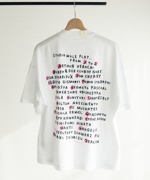 bonjour records(ボンジュールレコーズ)の「STUDIO MULE/スタジオ・ミュール N.HOOLYWOOD&Stefan Marx S/S Tee "STUDIO MULE PLAY FROM A TO Z"(Tシャツ/カットソー・レディース・ホワイト/ブラック・XL/M/L)」の1枚目の写真