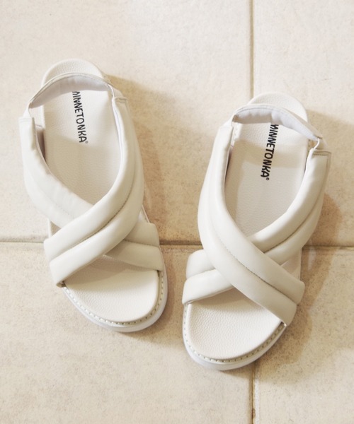 Minnetonka(ミネトンカ)の「MINNETONKA(ミネトンカ) /クロスベルトパファーサンダル 26M03(サンダル・レディース・シルバー/ゴールド/アイボリー/ブラック・8/7/9/6/5)」の19枚目の写真