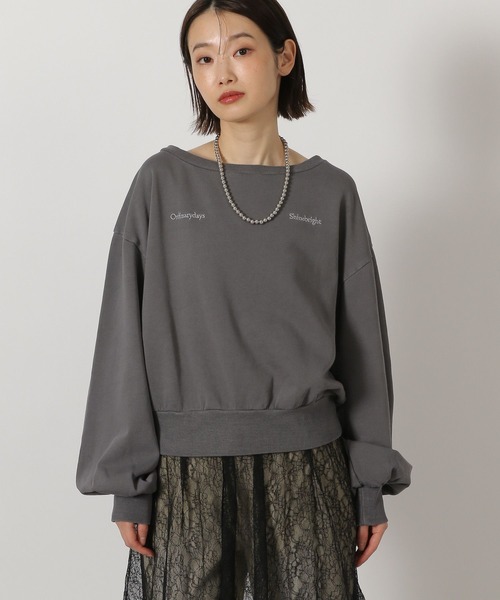 LAKOLE（ラコレ）の「ワンショル刺繍ロゴスウェット / 658035（スウェット・レディース・アイボリー/ピンク/チャコール・FREE）」の2枚目の写真
