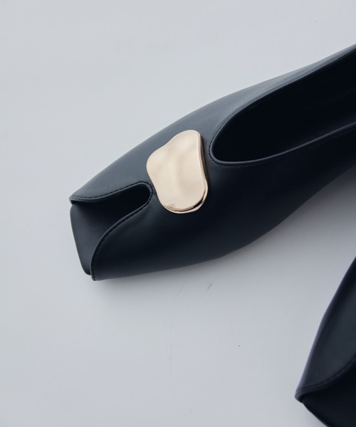 Lui's(ルイス)の「ポインテッドトゥカットアウトパンプス(パンプス・レディース・ブラック・LARGE/MEDIUM)」の2枚目の写真