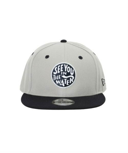 MAGIC NUMBER（マジック ナンバー）の「【MAGIC NUMBER】別注 MAGIC NUMBER × NEW ERA 9FIFTY SEE YOU IN THE WATER XV CAP マジックナンバー ニューエラ（キャップ・メンズ・グレー・FREE）」の2枚目の写真