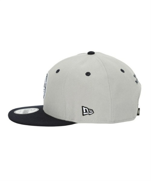 MAGIC NUMBER（マジック ナンバー）の「【MAGIC NUMBER】別注 MAGIC NUMBER × NEW ERA 9FIFTY SEE YOU IN THE WATER XV CAP マジックナンバー ニューエラ（キャップ・メンズ・グレー・FREE）」の3枚目の写真