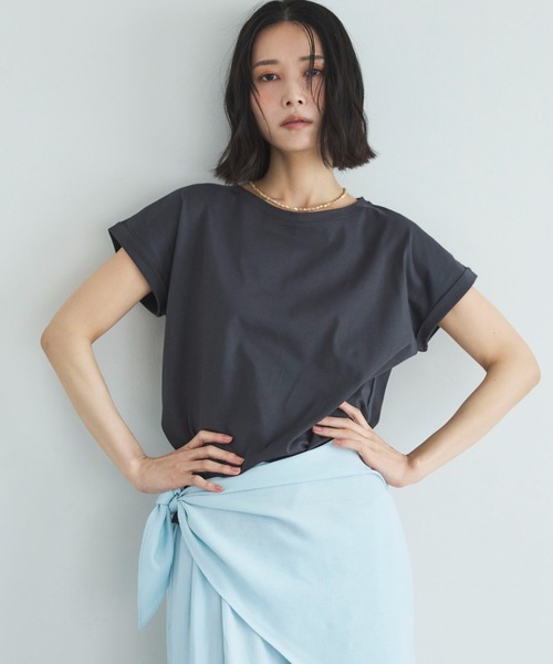 Doux archives（ドゥアルシーヴ）の「ターンバックスリーブベーシックTシャツ（Tシャツ/カットソー・レディース・ベージュ/ブラック/グレー系その他/オフホワイト・SMALL/MEDIUM）」の3枚目の写真