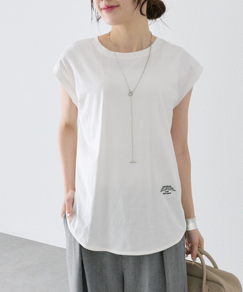 PUAL CE CIN(ピュアルセシン)の「汗ジミ防止加工ワンポイントロゴ刺繍フレンチスリーブTシャツ(Tシャツ/カットソー・レディース・スミクロ/ベージュ/オフホワイト・FREE)」の2枚目の写真