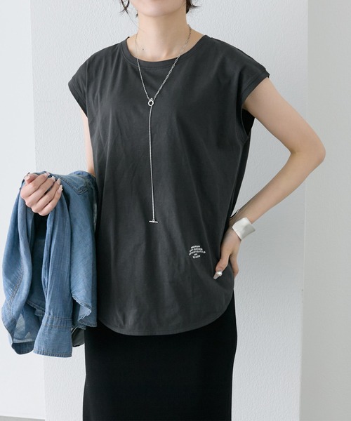 PUAL CE CIN(ピュアルセシン)の「汗ジミ防止加工ワンポイントロゴ刺繍フレンチスリーブTシャツ(Tシャツ/カットソー・レディース・スミクロ/ベージュ/オフホワイト・FREE)」の3枚目の写真