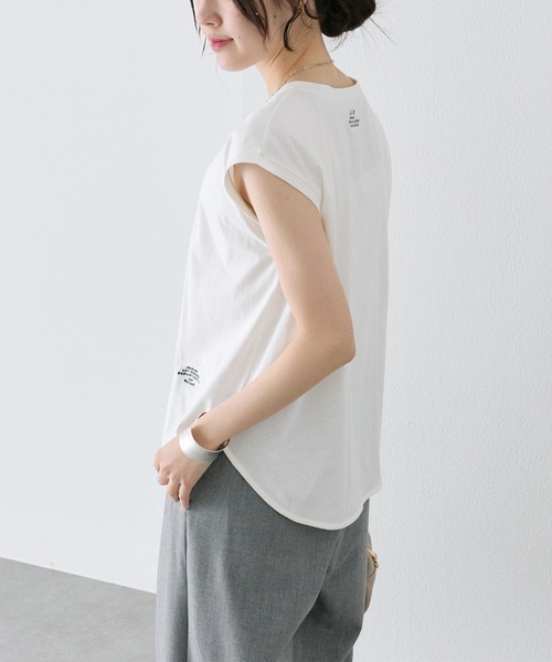PUAL CE CIN(ピュアルセシン)の「汗ジミ防止加工ワンポイントロゴ刺繍フレンチスリーブTシャツ(Tシャツ/カットソー・レディース・スミクロ/ベージュ/オフホワイト・FREE)」の5枚目の写真