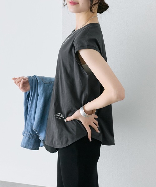 PUAL CE CIN(ピュアルセシン)の「汗ジミ防止加工ワンポイントロゴ刺繍フレンチスリーブTシャツ(Tシャツ/カットソー・レディース・スミクロ/ベージュ/オフホワイト・FREE)」の17枚目の写真
