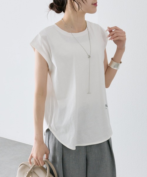 PUAL CE CIN(ピュアルセシン)の「汗ジミ防止加工ワンポイントロゴ刺繍フレンチスリーブTシャツ(Tシャツ/カットソー・レディース・スミクロ/ベージュ/オフホワイト・FREE)」の4枚目の写真