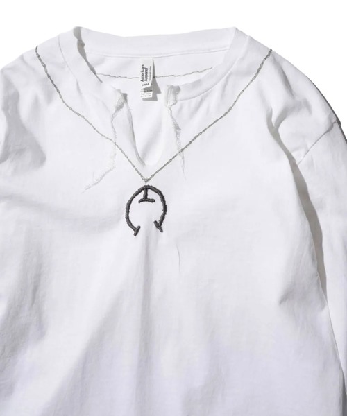 THRIFTY LOOK（スリフティールック）の「Thrifty look NAJA PENDANT EMB LS TEE（Tシャツ/カットソー・メンズ・ホワイト/ブラック・M/L/XL）」の3枚目の写真