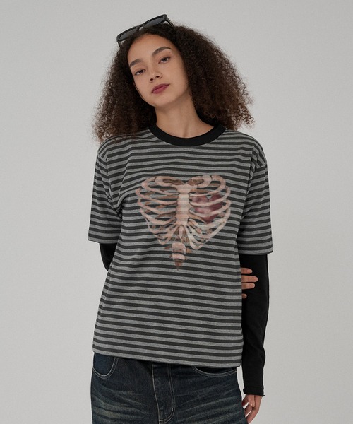 WISH FOR EVER（ウィッシュフォーエバー）の「【 4color / 3size 】SPECIAL HEART BORN PRINT T/スペシャルハートボーンプリントT（Tシャツ/カットソー・メンズ・ピンク/ネイビー/ブラック/イエロー系その他/チャコールグレー×ブラック/ブラック×ホワイト/オフホワイト/ネイビー系・LARGE/SMALL/MEDIUM）」の4枚目の写真