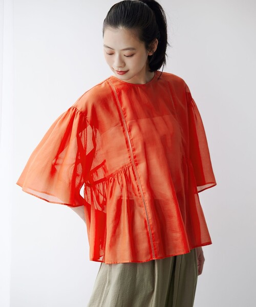 23区(ニジュウサンク)の「ソフトシアーフィルム フレアシルエット 2WAY ブラウス(シャツ/ブラウス・レディース・オレンジ系/ライトイエロー系/ベージュ系/ダルブルー系・38)」の4枚目の写真