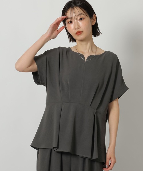 LAKOLE（ラコレ）の「ハートネックタックブラウス / 663152（シャツ/ブラウス・レディース・チャコールグレー/ベージュ/ブラウン・FREE）」の2枚目の写真