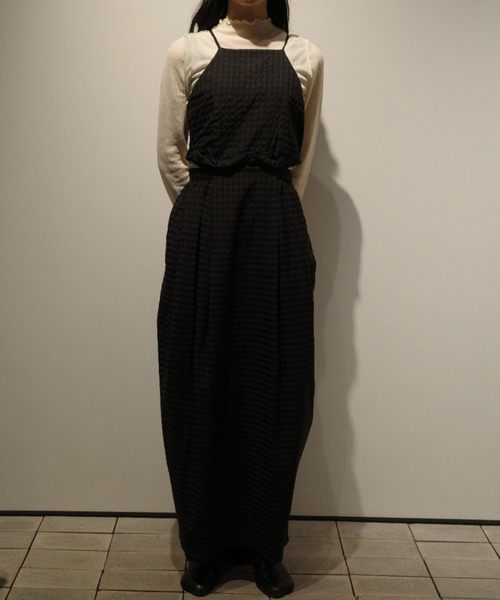 CLANE(クラネ)の「CLANE SIDE HOLE COCOON CAMI ONEPIECE(ワンピース・レディース・ブラック/オフホワイト・1/2)」の2枚目の写真