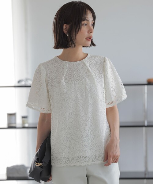 組曲 S(クミキョク チイサイサイズ)の「フラワーレースブラウス(Tシャツ/カットソー・レディース・アイボリー系/ライトグリーン系/ブラック系・S2)」の1枚目の写真