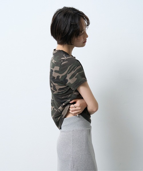 NUJOH(ヌゾ)の「Camouflage Logo Tee / 迷彩ロゴTシャツ(Tシャツ/カットソー・レディース・カーキ・FREE)」の6枚目の写真