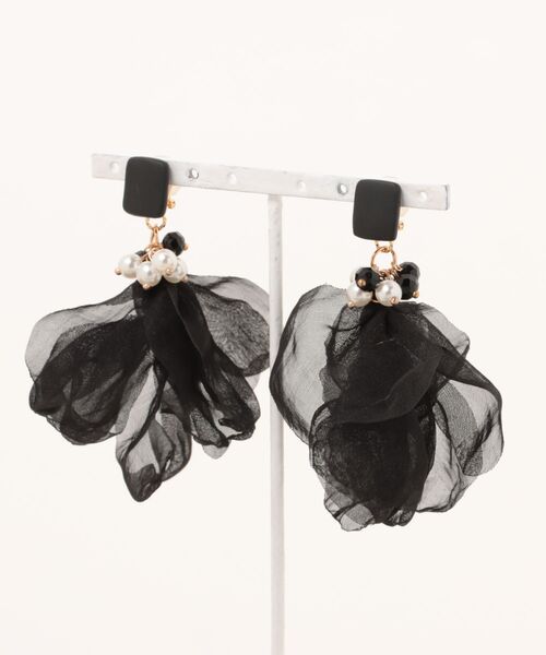 tone(トーン)の「【atelier*mio】ポリマークレイ × シフォンフラワー costume jewelry イヤリング(イヤリング・レディース・ホワイト/ブラック・FREE)」の1枚目の写真