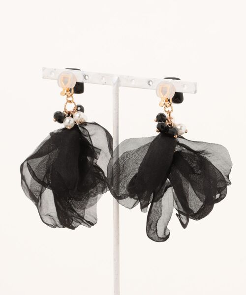 tone(トーン)の「【atelier*mio】ポリマークレイ × シフォンフラワー costume jewelry イヤリング(イヤリング・レディース・ホワイト/ブラック・FREE)」の3枚目の写真