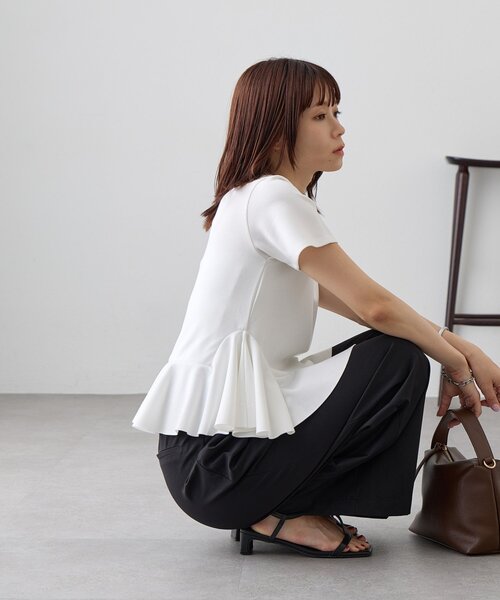 DISCOAT(ディスコート)の「【WEB限定】アシメフリルペプラムトップス(Tシャツ/カットソー・レディース・グレイッシュベージュ/オフホワイト/ネイビー・MEDIUM)」の7枚目の写真