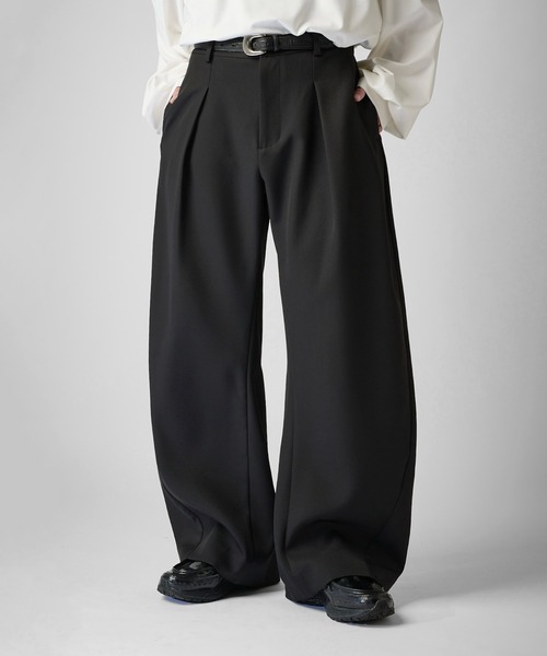 Lui's(ルイス)の「【Neucon】INSIDE-TUCK CURVE SLACKS / インサイドタックカーブスラックスパンツ(スラックス・メンズ・ブラック/チャコールグレー・2/1)」の2枚目の写真