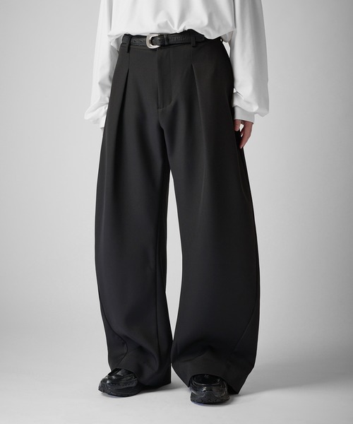 Lui's(ルイス)の「【Neucon】INSIDE-TUCK CURVE SLACKS / インサイドタックカーブスラックスパンツ(スラックス・メンズ・ブラック/チャコールグレー・2/1)」の5枚目の写真
