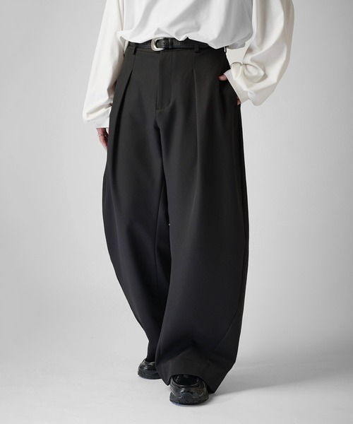 Lui's(ルイス)の「【Neucon】INSIDE-TUCK CURVE SLACKS / インサイドタックカーブスラックスパンツ(スラックス・メンズ・ブラック/チャコールグレー・2/1)」の6枚目の写真