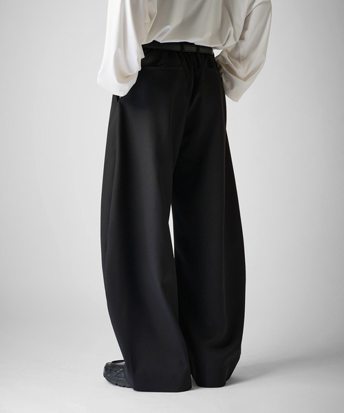 Lui's(ルイス)の「【Neucon】INSIDE-TUCK CURVE SLACKS / インサイドタックカーブスラックスパンツ(スラックス・メンズ・ブラック/チャコールグレー・2/1)」の7枚目の写真