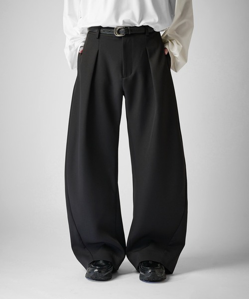 Lui's(ルイス)の「【Neucon】INSIDE-TUCK CURVE SLACKS / インサイドタックカーブスラックスパンツ(スラックス・メンズ・ブラック/チャコールグレー・2/1)」の3枚目の写真