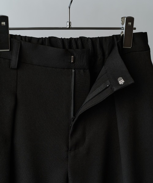 Lui's(ルイス)の「【Neucon】INSIDE-TUCK CURVE SLACKS / インサイドタックカーブスラックスパンツ(スラックス・メンズ・ブラック/チャコールグレー・2/1)」の11枚目の写真