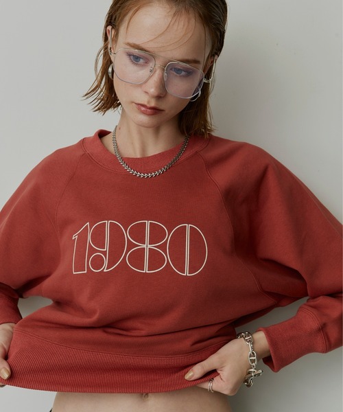 uchi.(ウチ)の「1980ロゴプリント ラグランスウェットプルオーバー(スウェット・レディース・杢グレー/ネイビー/ワインレッド・FREE)」の1枚目の写真