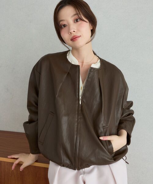 le.coeur blanc(ルクールブラン)の「《WEB限定》タックギャザーノーカラーブルゾン(ブルゾン・レディース・ベージュ/ブラウン・38)」の2枚目の写真