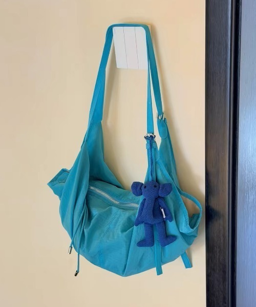 Vipoa（ヴィポア）の「Dumpling shoulder bag（ショルダーバッグ・レディース・パープル/ブルー/カーキ・FREE）」の2枚目の写真