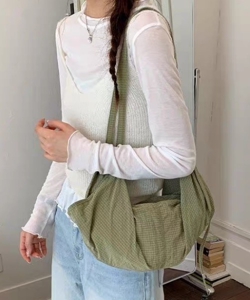 Vipoa（ヴィポア）の「Dumpling shoulder bag（ショルダーバッグ・レディース・パープル/ブルー/カーキ・FREE）」の13枚目の写真