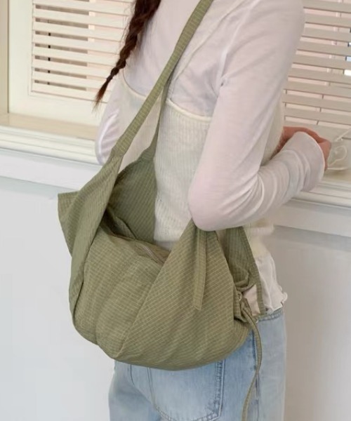 Vipoa（ヴィポア）の「Dumpling shoulder bag（ショルダーバッグ・レディース・パープル/ブルー/カーキ・FREE）」の14枚目の写真