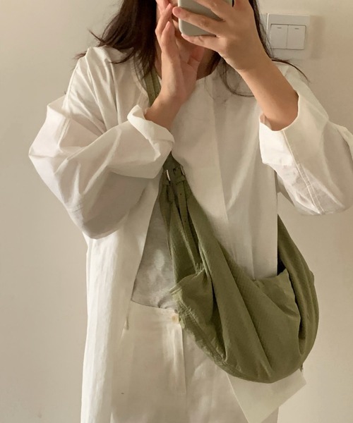 Vipoa（ヴィポア）の「Dumpling shoulder bag（ショルダーバッグ・レディース・パープル/ブルー/カーキ・FREE）」の22枚目の写真