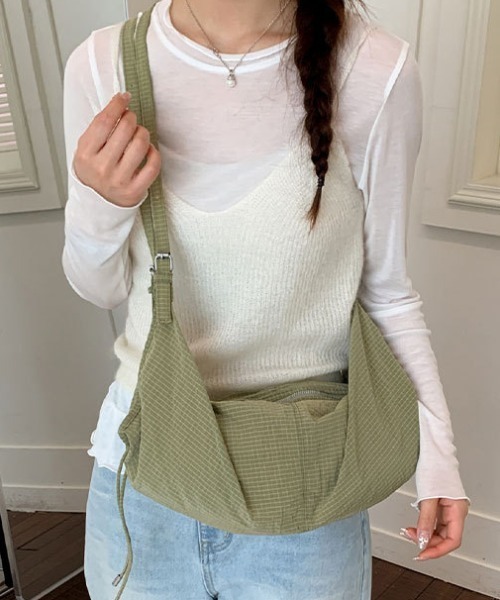 Vipoa（ヴィポア）の「Dumpling shoulder bag（ショルダーバッグ・レディース・パープル/ブルー/カーキ・FREE）」の17枚目の写真