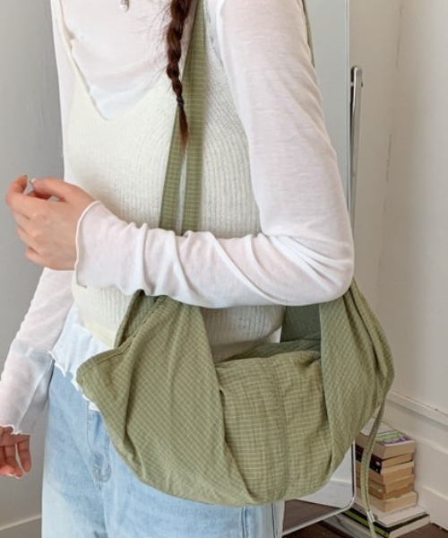 Vipoa（ヴィポア）の「Dumpling shoulder bag（ショルダーバッグ・レディース・パープル/ブルー/カーキ・FREE）」の11枚目の写真