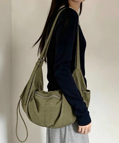 Vipoa（ヴィポア）の「Dumpling shoulder bag（ショルダーバッグ・レディース・パープル/ブルー/カーキ・FREE）」の4枚目の写真