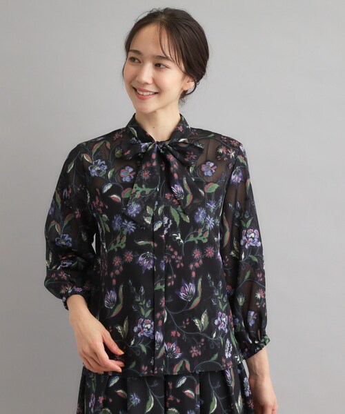 LAURA ASHLEY(ローラアシュレイ)の「【洗える/カラー&無地展開あり】アーシャ柄ジャカードブラウス(シャツ/ブラウス・レディース・ブラック系/ブラック・38)」の2枚目の写真