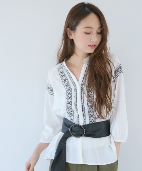 GLOBAL WORK（グローバルワーク）の「ビーズシシュウブラウス8分袖/738599（シャツ/ブラウス・レディース・ホワイト/オフホワイト/ネイビー・MEDIUM/LARGE）」の2枚目の写真