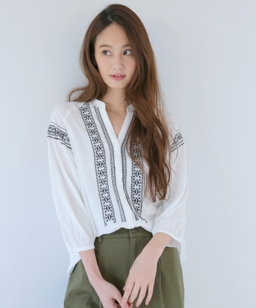 GLOBAL WORK（グローバルワーク）の「ビーズシシュウブラウス8分袖/738599（シャツ/ブラウス・レディース・ホワイト/オフホワイト/ネイビー・MEDIUM/LARGE）」の4枚目の写真