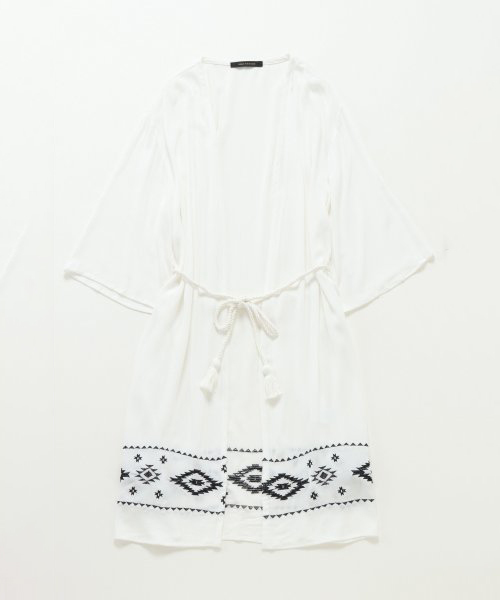 VENCEEXCHANGE（ヴァンスエクスチェンジ）の「オルテガ刺繍ガウン（カーディガン/ボレロ・レディース・ブラック/オフホワイト/オレンジ・M）」の2枚目の写真