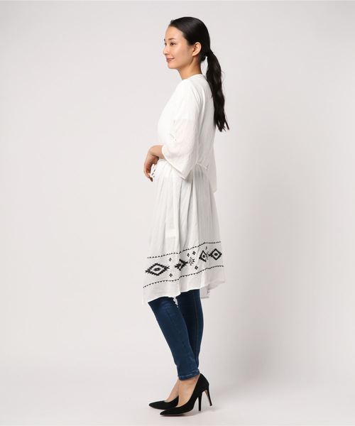 VENCEEXCHANGE（ヴァンスエクスチェンジ）の「オルテガ刺繍ガウン（カーディガン/ボレロ・レディース・ブラック/オフホワイト/オレンジ・M）」の5枚目の写真